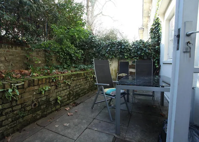 Walk To Notting Hill /Paddington 1 B/R With Patio